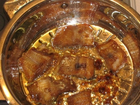 1. Этап. Соус для минтая: 4. А дальше все очень просто: разогрейте немного растительного масла и обжарьте рыбку на среднем огне с двух сторон до румяности.