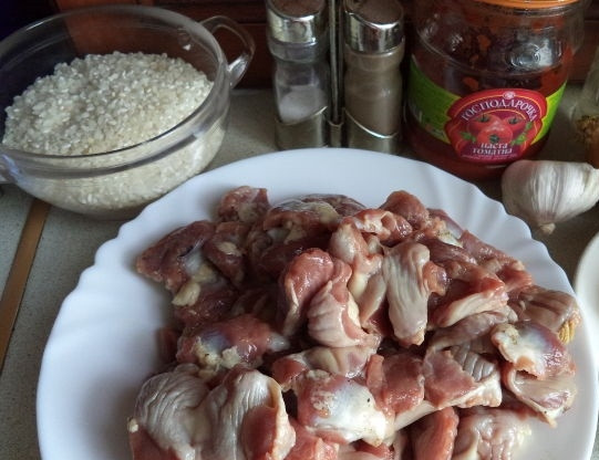 1. Этап. Куриные желудочки с рисом: Начинаем с подготовки основных ингредиентов. Промываем рис и желудочки, овощи чистим и также промываем.