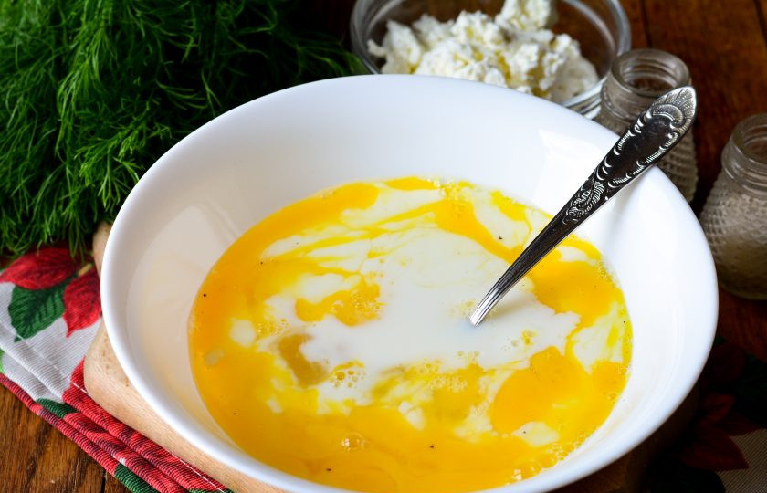 1. Этап. Омлет с творогом в духовке: Влейте молоко и перемешайте.