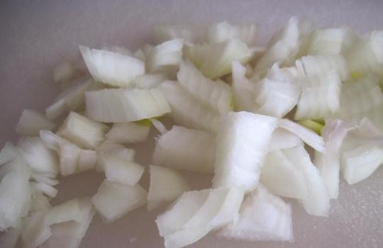 1. Этап. Куриное соте: Луковицу почистите и нарежьте средними кусочками. Обжарьте лук в масле в течение 3-х минут.