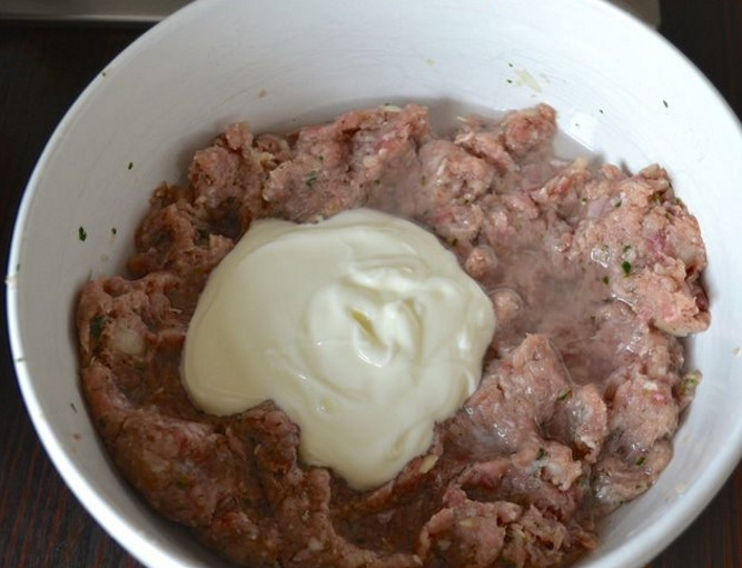 1. Этап. Чебуреки на заварном тесте: 7. Хорошенько перемешайте фарш, добавьте сметану, бульон (или воду) и еще раз все перемешайте.