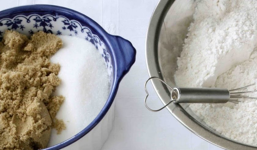 1. Этап. Печенье по-домашнему: 2. Готовим тесто. Смешаем сухие компоненты - муку, морскую соль, сахар и измельченные орешки. Затем добавляем яйца, размягченное масло и ореховую пасту.