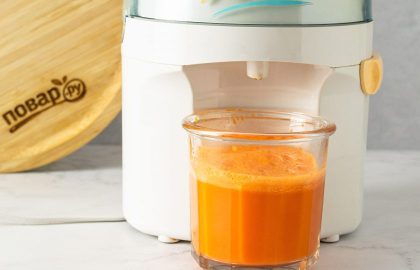 1. Этап. Сок из моркови: С помощью соковыжималки отожмите сок из моркови.