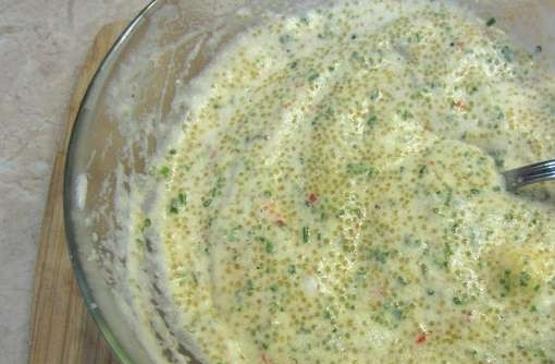 1. Этап. Оладьи из щучьей икры: В отдельной миске взбейте венчиком белки. Аккуратно введите их в смесь, чтобы они остались воздушными.