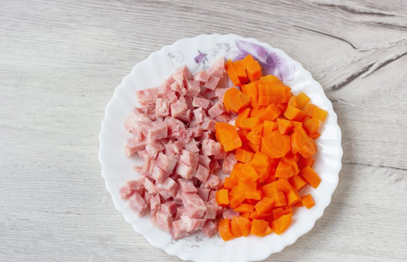 1. Этап. Аспик из курицы и овощей: Небольшими кубиками нарежьте ветчину и морковь из бульона.