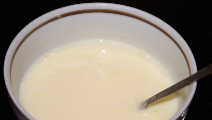 1. Этап. Смородиновый торт: В отдельной емкости смешиваем 100 мл сливок и 15 грамм желатина. Прогреваем смесь на водяной бане до полного растворения, но не кипятим. Полученный раствор делим пополам.