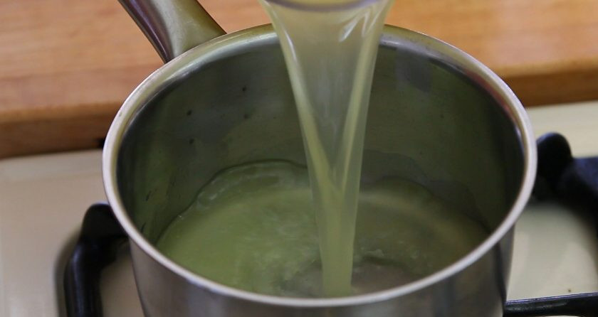 1. Этап. Рис с пармезаном: 1. Для начала доведите до кипения в кастрюле бульон.