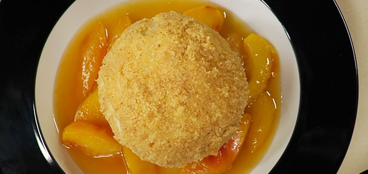 1. Этап. Сливовые клецки: Готовые клецки остудите и обваляйте в обжаренных сухарях. Затем налейте в пиалу компот со сливами, выложите на него клецки и подавайте все к столу.