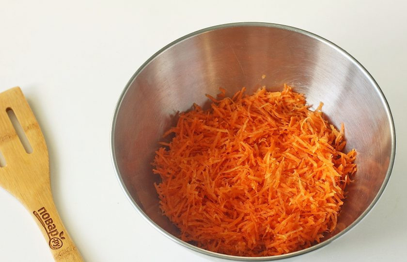 1. Этап. Постное печенье с изюмом: Морковь натрите на мелкой терке.