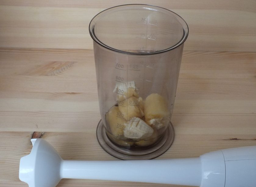 1. Этап. Печенье из яблок и бананов: К банану добавьте растительное масло и пробейте блендером.