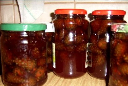 1. Этап. Сироп из сосновых шишек: Далее разливаем сироп с шишками по теплым стерилизованным баночкам вместе. Закрываем банки крышками и оставляем в перевернутом виде до полного остывания.