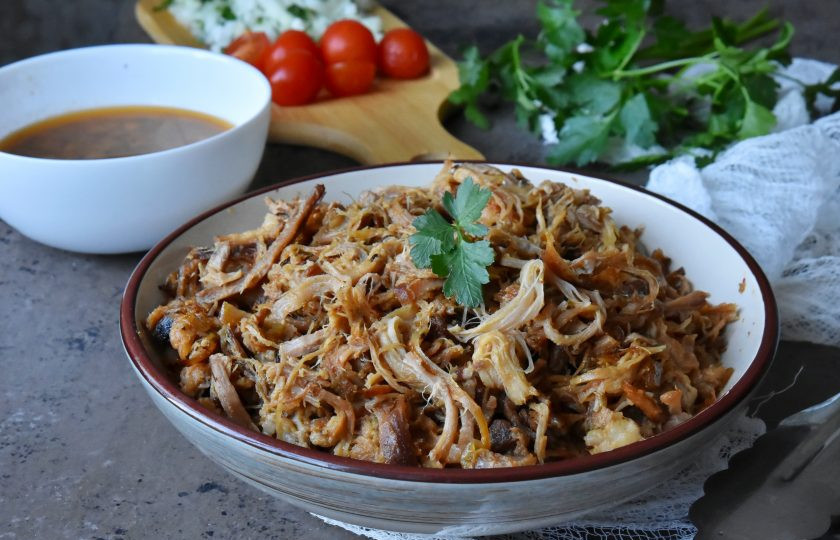 1. Этап. Рваная свинина: Рваная свинина пряная, сочная, нежная, тающая во рту готова. Теперь осталось решить в каком виде вы хотите подать ее к столу.