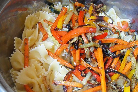 1. Этап. Макароны с овощами: Смешиваем готовые макароны с запеченными овощами, добавляем при необходимости еще оливкового масла.