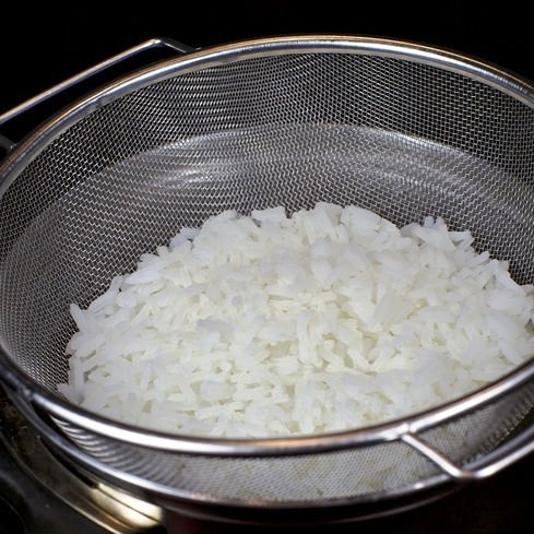 1. Этап. Рыбные котлеты с рисом: Рис отвариваем до готовности и остужаем.