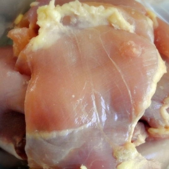 1. Этап. Куриные бедрышки, маринованные в пиве: Кусочки курицы (у меня мясо с бедрышек, без костей) выкладываем в плотно закрывающийся пакет.