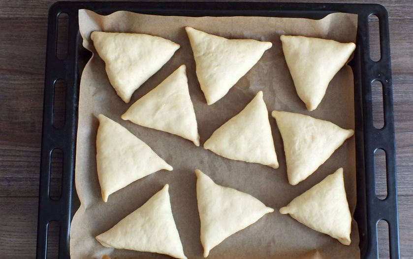 1. Этап. Пирожки с повидлом на кефире: Подготовленные пирожки переложите на противень. Оставьте на 30 минут для расстойки. После заготовки смажьте яйцом, по желанию. Поставьте выпекаться в разогретую до 180 градусов духовку на 20-25 минут. Учитывайте особенности своей духовки.