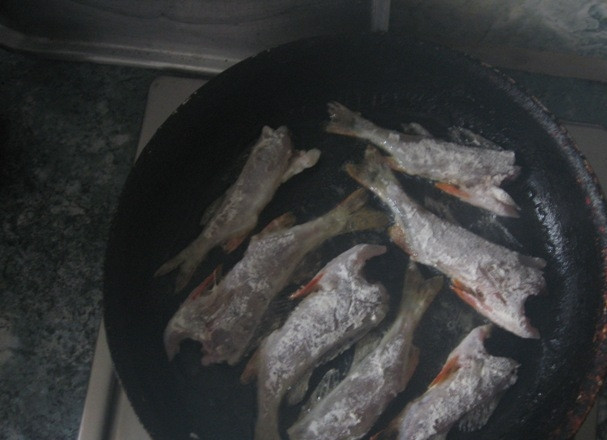 1. Этап. Жареный окунь: Затем посыпаем рыбу солью и специями (я использую только черный молотый перец), обваливаем в муке и выкладываем на сковороду в разогретое масло. Обжариваем с двух сторон до золотистой корочки и подаем к столу.