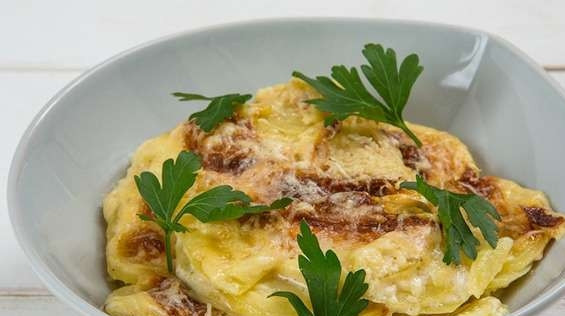 1. Этап. Гратен (картофель): После этого времени натрите к гратену сыр. Запекайте его ещё 6 минут. Всё готово! Приятного аппетита!