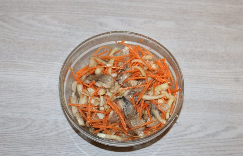 1. Этап. Хе из сельди по-корейски: Ещё раз всё перемешайте.