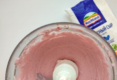 1. Этап. Клубничный боул с творожным сыром: Сыр, клубнику и мёд отправляем в чашу блендера или комбайна.