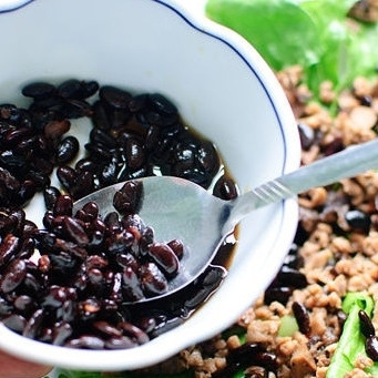 1. Этап. Салат Тако: 4. На салат выложите жареный фарш. Если хотите, добавьте консервированную фасоль.