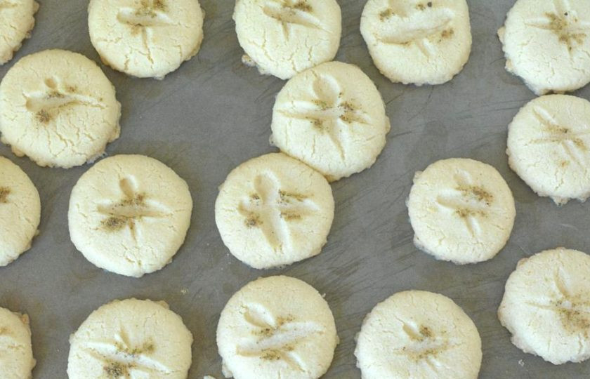 1. Этап. Индийское песочное печенье Нанхатаи: 11. Выньте противень из духовки, остудите печенье.