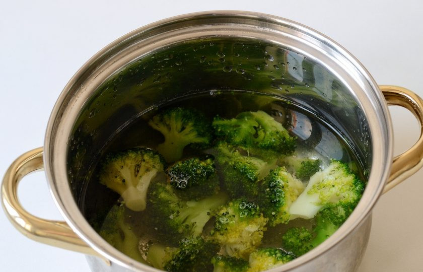 1. Этап. Вафли из брокколи: Брокколи отварите в кипящей воде 5-8 минут до мягкости. Затем измельчите вилкой на мелкие кусочки.