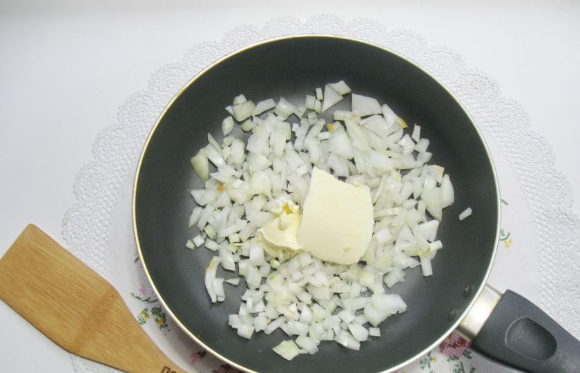 1. Этап. Чыхыртма с курицей: Добавьте сливочное масло.