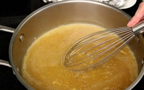 1. Этап. Сочные куриные грудки: 10. Готовую грудку аккуратно снимите и отложите в сторону. Соус тем временем уварите немного до загустения.