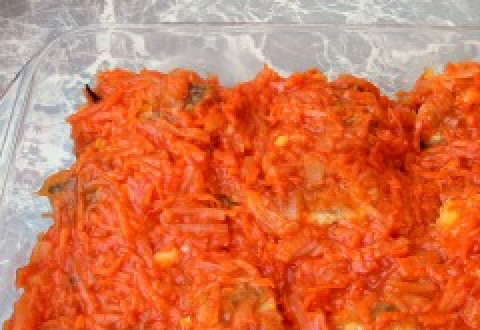 1. Этап. Рыба под маринадом из тушеных овощей: Заливаем готовым горячим маринадом рыбу.