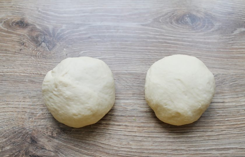 1. Этап. Рогалики в хлебопечке: Извлеките тесто и разделите его на 2 части.