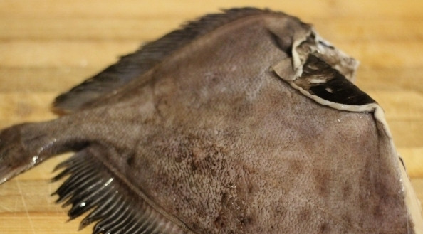 1. Этап. Рыба дори в духовке: Рыбу почистите, выпотрошите, отрежьте у нее голову. Плавники также можете отрезать по желанию. Промойте ее под проточной водой и обсушите бумажными полотенцами.