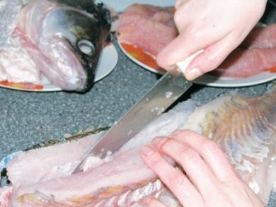 1. Этап. Хе из судака: Теперь аккуратно отделяем филе.