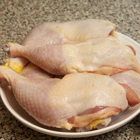 1. Этап. Жареные куриные ножки: Подготовьте ингредиенты. Куриные ножки промойте под проточной водой, промокните бумажной салфеткой.