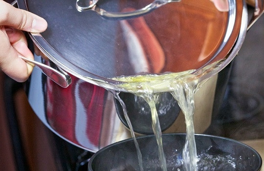 1. Этап. Суп-пюре с курицей: 7. Аккуратно отлейте пару стаканов бульона.