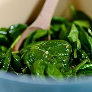 1. Этап. Паста со шпинатом и артишоками: Сразу же кладем в сковороду промытый шпинат, обжариваем 1-2 минуты, не больше. Как только шпинат размякнет и уменьшится в объеме - сразу же извлекаем его из сковороды.