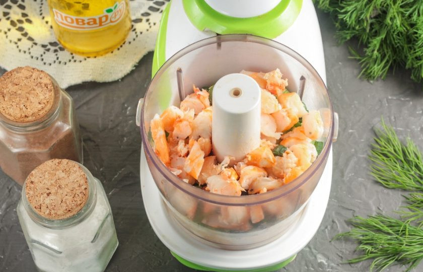 1. Этап. Креветочный паштет: Очистите креветки от панцирей. Если используете королевские креветки, то удалите и пищевод, промойте их. Нарежьте кубиками и всыпьте в чашу блендера или измельчителя.