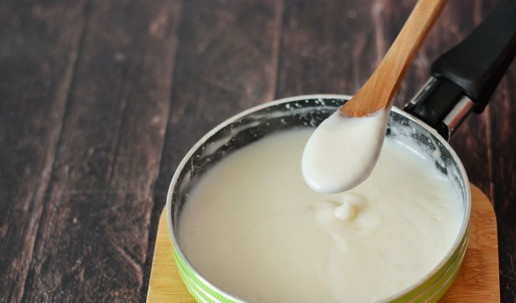 1. Этап. Брокколи с сырным соусом: Тонкой струйкой влейте молоко при постоянном помешивании, и проварите соус до загустения. Помешивать можно как лопаточкой, так и венчиком - делайте как вам удобнее, важно, чтобы не было комков в соусе.