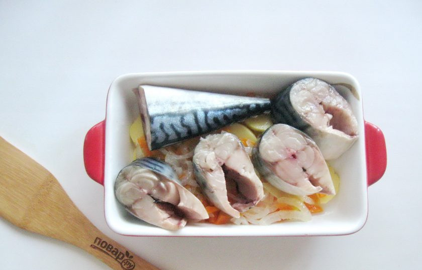 1. Этап. Скумбрия в молоке: На овощи выложите кусочки скумбрии. Посолите рыбу.