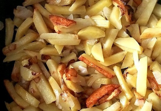 1. Этап. Азу из филе бедра индейки: На сковороде в масле обжариваем картофель с луком до готовности. Не солим!