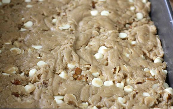 1. Этап. Ореховые пирожные со сливочным соусом: 3. Сбрызнуть форму для пирога маслом и выложить приготовленное тесто. Запекать в течение 25-30 минут в духовке, после чего дать остыть и разрезать на ломтики.