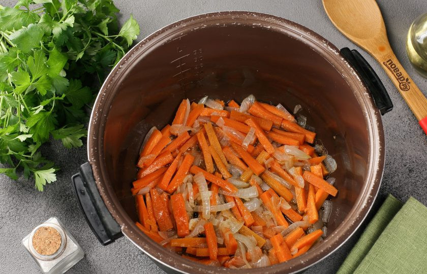 Плов из булгура с курицей в мультиварке 1. Этап. Плов из булгура с курицей в мультиварке: В чашу мультиварки влейте масло, установите режим