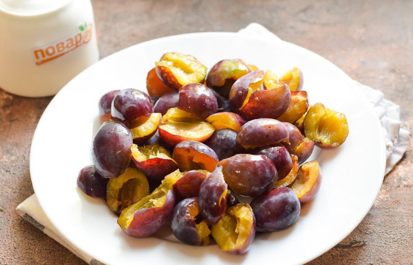 1. Этап. Варенье из сливы с апельсином: Сливы вымойте и просушите, отделите от косточек.