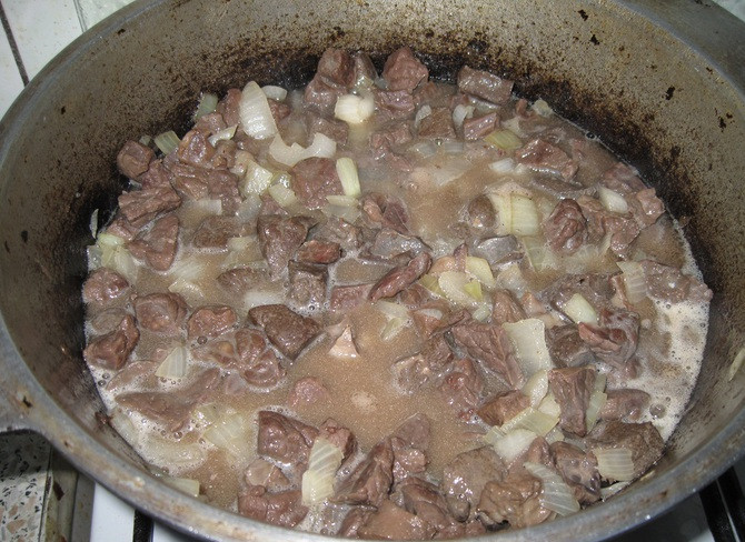 1. Этап. Куурдак из легких: Вливаем в казан бульон, соль и перец по вкусу. Тушим 15 минут.