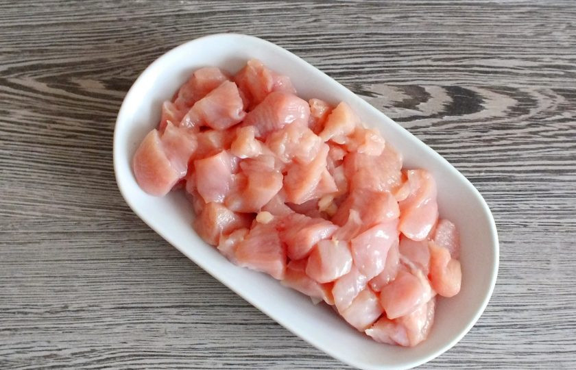 1. Этап. Салат Мадам с курицей и виноградом: Куриное филе вымойте, обсушите и нарежьте кубиком со стороной 1 см.