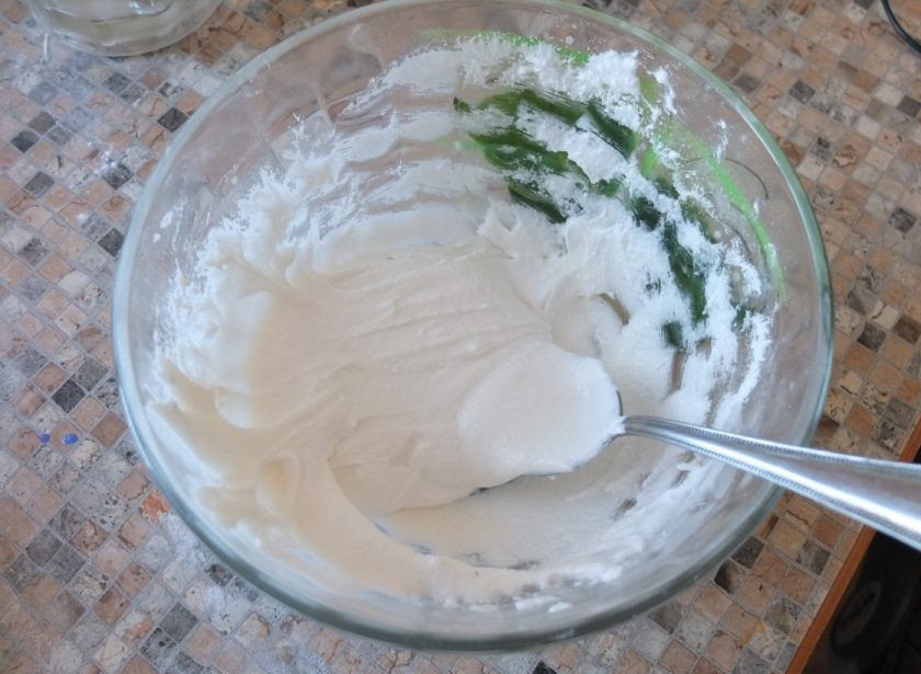 1. Этап. Расписное новогоднее печенье: Можно подкрасить белковую массу пищевыми красителями.