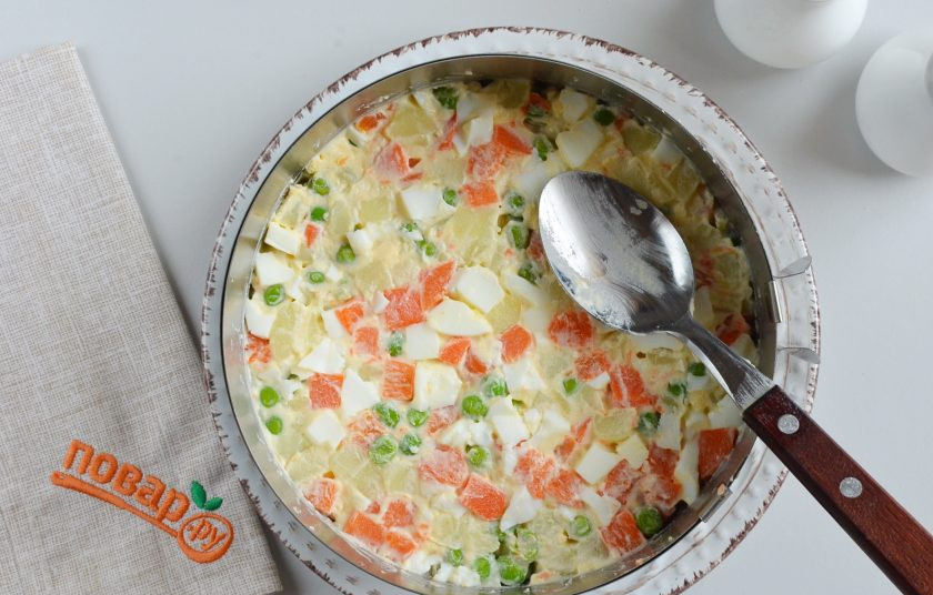 1. Этап. Слоеный салат из курицы: Тыльной стороной ложки утрамбуйте салат, придерживая кольцо.