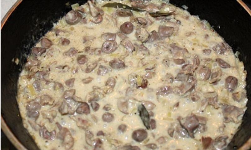 1. Этап. Тушеные потроха: 6. Когда лук станет прозрачным, добавьте в сковороду сметану и 150 мл. горячей воды. Посыпьте перцем, солью и базиликом по вкусу. Тушите на маленьком огне до готовности (примерно полчаса). Когда желудочки стали мягкими, блюдо можно считать готовым.