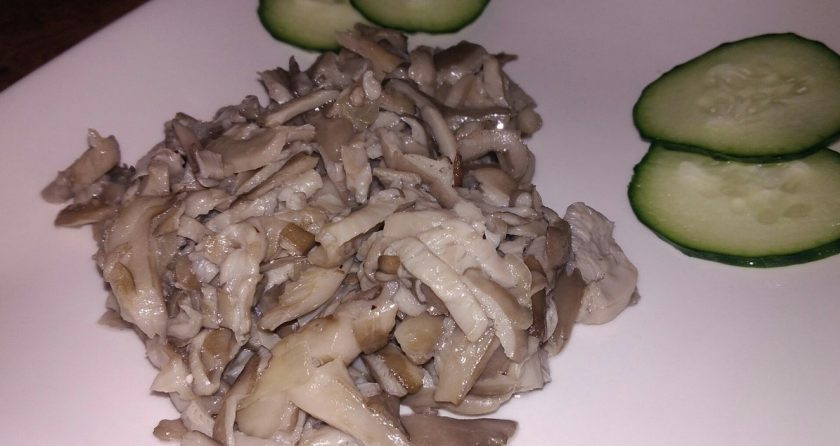 1. Этап. Жареные вешенки с луком (без соуса): 5. Подавайте их в горячем или холодном виде со свежими овощами или гарниром. Например, с картофельным пюре.