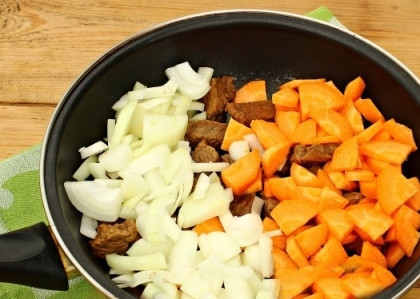 1. Этап. Ужин Ассорти: Когда мясо хорошо обжарили со всех сторон, добавляем к нему лук и морковку. Жарим все вместе 5-10 минут.